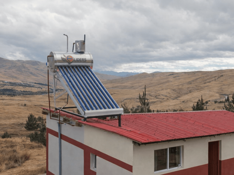 Instalación de terma solar en Cajamarca por técnicos especializados en energía solar